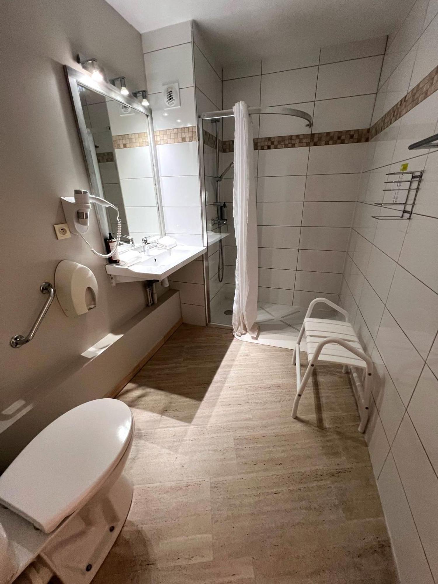 Hotel Le Mas Des Ponts D'Arles Rum bild