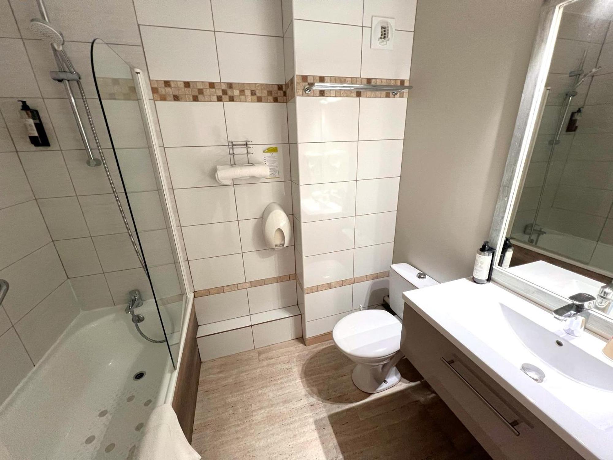 Hotel Le Mas Des Ponts D'Arles Rum bild